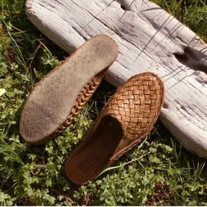 Women’s Mohinders woven slides in honey (size 8)